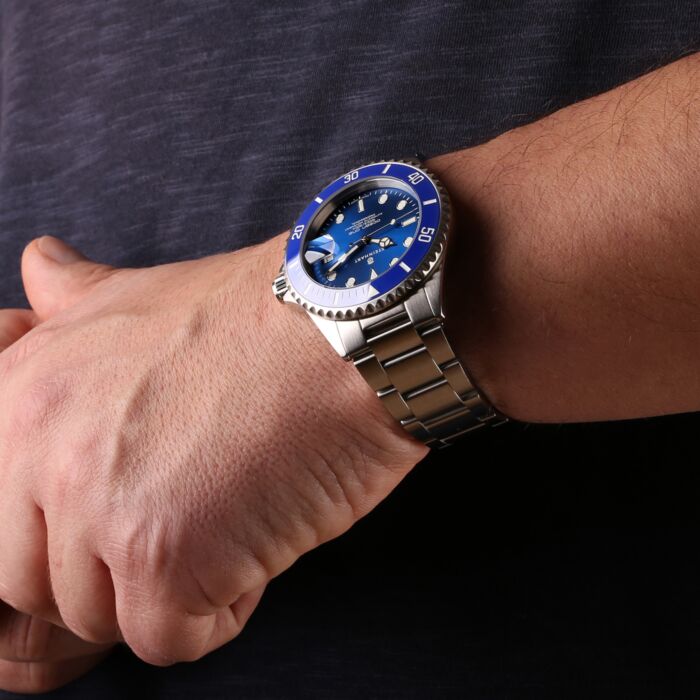Ocean One Premium Blue Ceramic – Elegante Taucheruhr mit blauem Zifferblatt und Keramiklünette. Ein Handgelenk mit einer hochwertigen Taucheruhr mit blauem Zifferblatt und Keramiklünette. Die Edelstahlarmbanduhr hat ein markantes Design mit leuchtenden Indexen und robustem Gehäuse.
